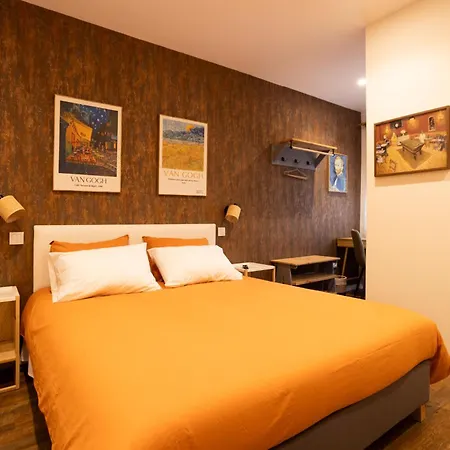 Art-inspired - Ensuite Double With Ac And Workspace In Hostel