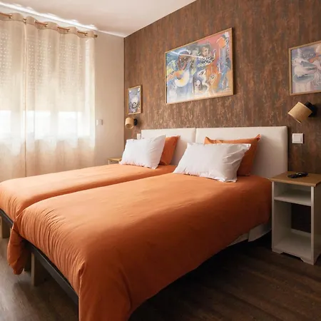 Art-inspired - Ensuite Double With Ac And Workspace In *