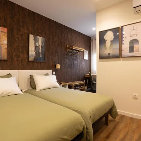 Art-inspired - Ensuite Double With Ac And Workspace In Hostel *