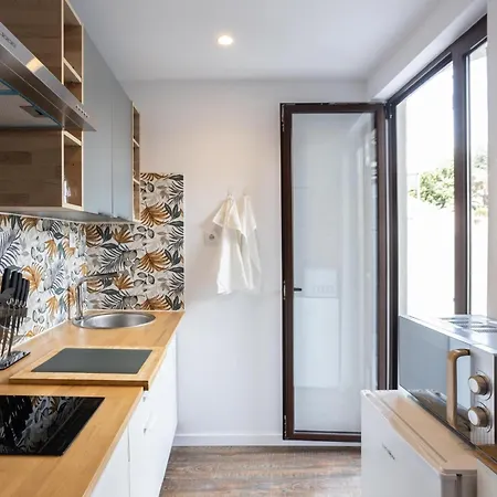 Art-inspired - Ensuite Double With Ac And Workspace In Hostel *