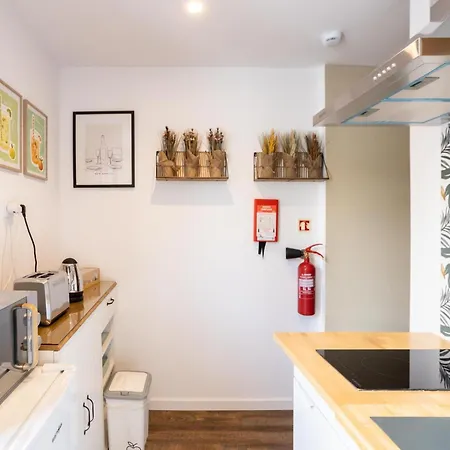 Art-inspired - Ensuite Double With Ac And Workspace In Hostel *
