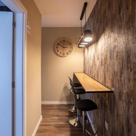 Art-inspired - Ensuite Double With Ac And Workspace In