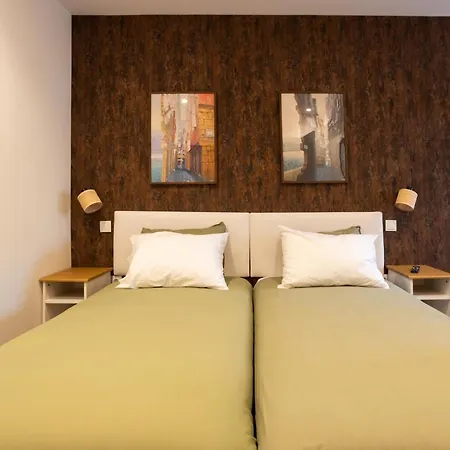 Art-inspired - Ensuite Double With Ac And Workspace In Hostal Oporto
