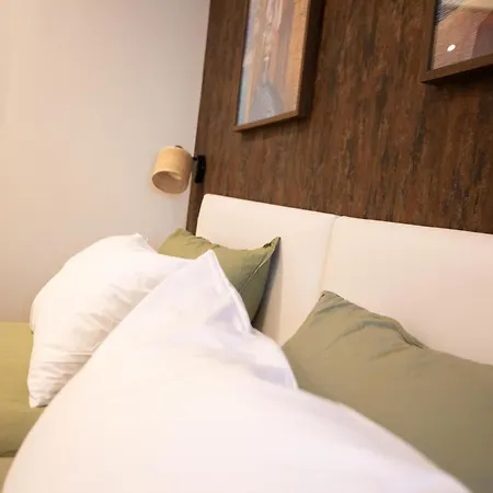 Art-inspired - Ensuite Double With Ac And Workspace In Hostal *