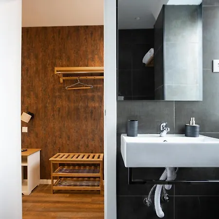 Art-inspired - Ensuite Double With Ac And Workspace In