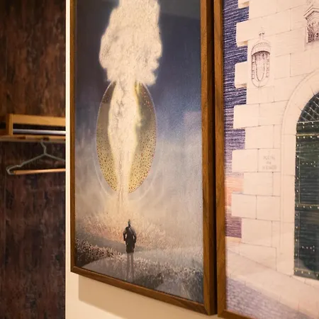 Art-inspired - Ensuite Double With Ac And Workspace In Hostal