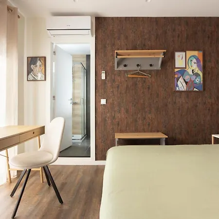Art-inspired - Ensuite Double With Ac And Workspace In Hostal