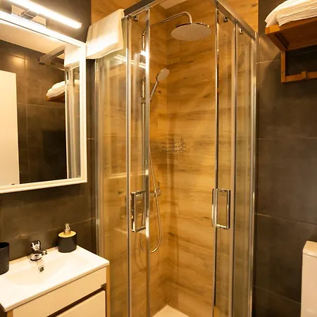 Art-inspired - Ensuite Double With Ac And Workspace In Hostal *