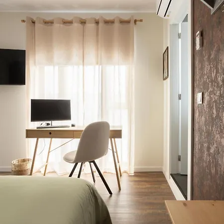 Art-inspired - Ensuite Double With Ac And Workspace In