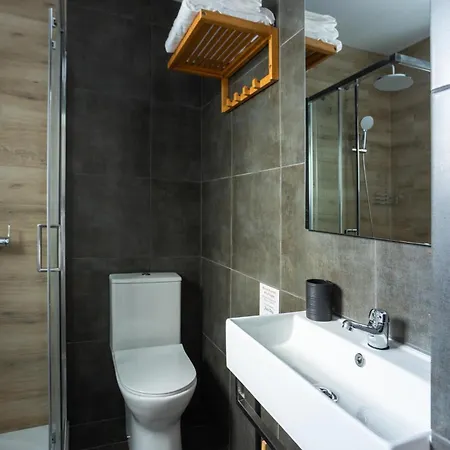 Art-inspired - Ensuite Double With Ac And Workspace In