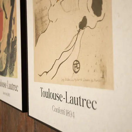 Art-inspired - Ensuite Double With Ac And Workspace In Hostel *