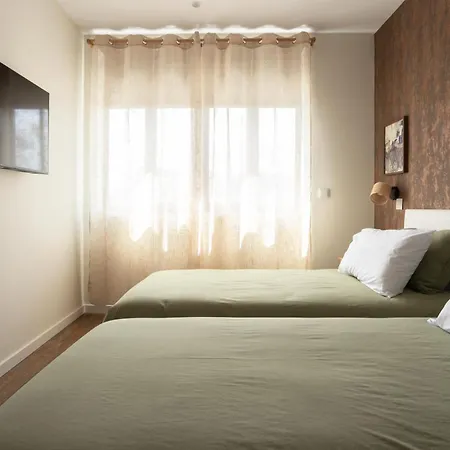 Art-inspired - Ensuite Double With Ac And Workspace In Hostel