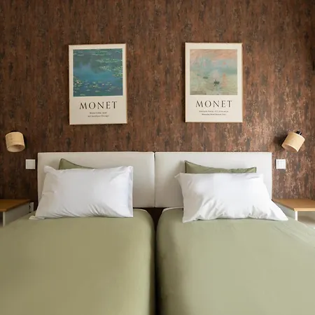 Art-inspired - Ensuite Double With Ac And Workspace In Hostel