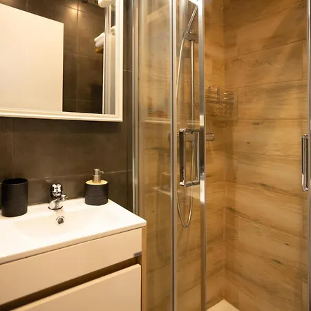 Art-inspired - Ensuite Double With Ac And Workspace In Hostel Porto