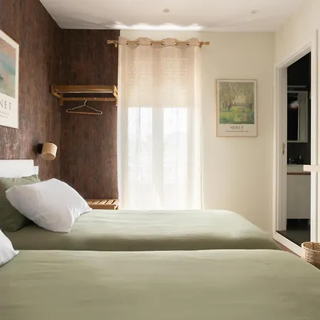 Art-inspired - Ensuite Double With Ac And Workspace In