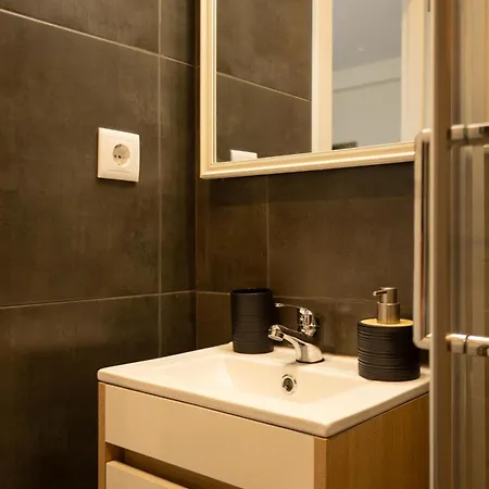 Art-inspired - Ensuite Double With Ac And Workspace In Hostel