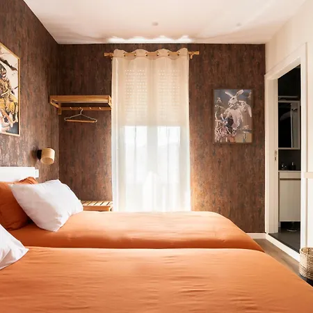 Art-inspired - Ensuite Double With Ac And Workspace In Hostal *