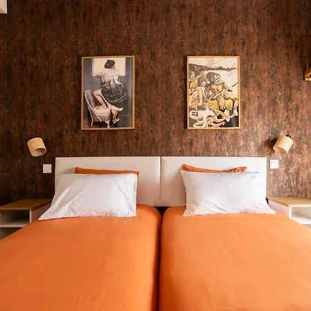 Art-inspired - Ensuite Double With Ac And Workspace In Hostel
