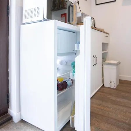 Art-inspired - Ensuite Double With Ac And Workspace In Hostal