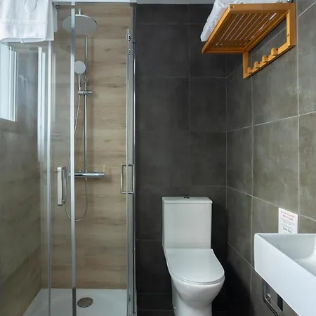Art-inspired - Ensuite Double With Ac And Workspace In Hostel