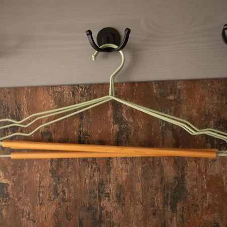 Art-inspired - Ensuite Double With Ac And Workspace In Hostel Porto