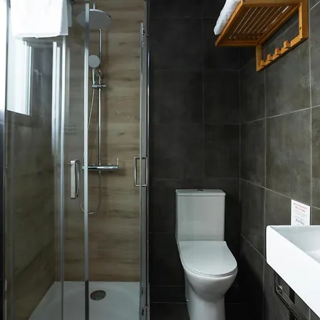 Art-inspired - Ensuite Double With Ac And Workspace In
