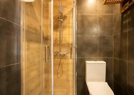 Art-inspired - Ensuite Double With Ac And Workspace In *
