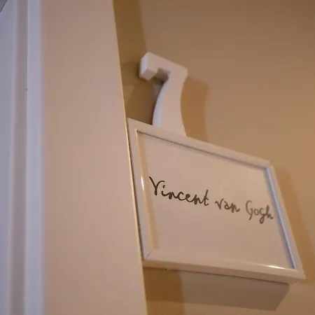 Art-inspired - Ensuite Double With Ac And Workspace In Hostel