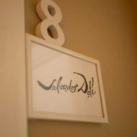 Art-inspired - Ensuite Double With Ac And Workspace In Hostel *