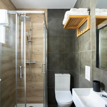 Art-inspired - Ensuite Double With Ac And Workspace In *