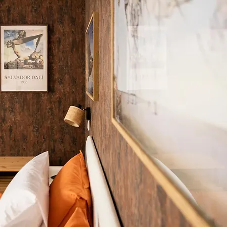 Hostel Art-inspired - Ensuite Double With Ac And Workspace In