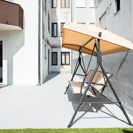 Art-inspired - Ensuite Double With Ac And Workspace In Hostel Porto
