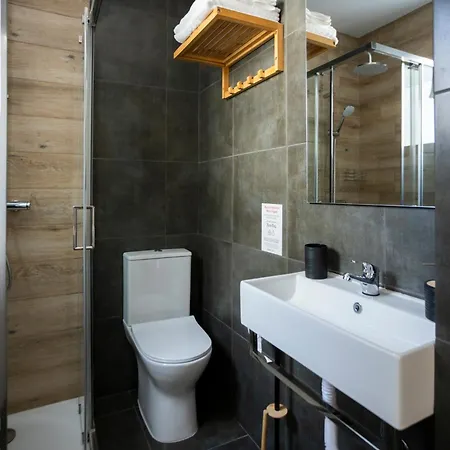 Hostel Art-inspired - Ensuite Double With Ac And Workspace In Porto