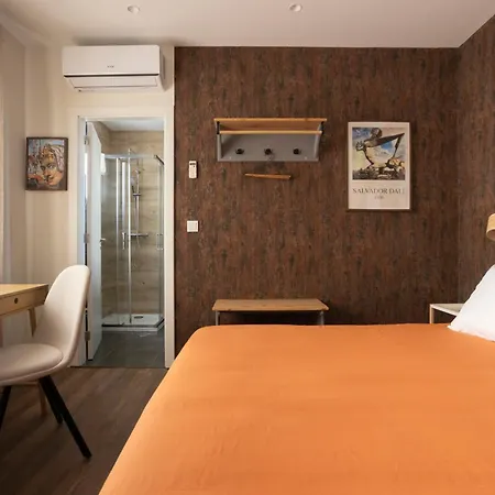 Art-inspired - Ensuite Double With Ac And Workspace In *
