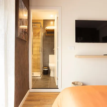 Art-inspired - Ensuite Double With Ac And Workspace In Hostel Porto