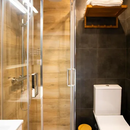 Hostel Art-inspired - Ensuite Double With Ac And Workspace In *